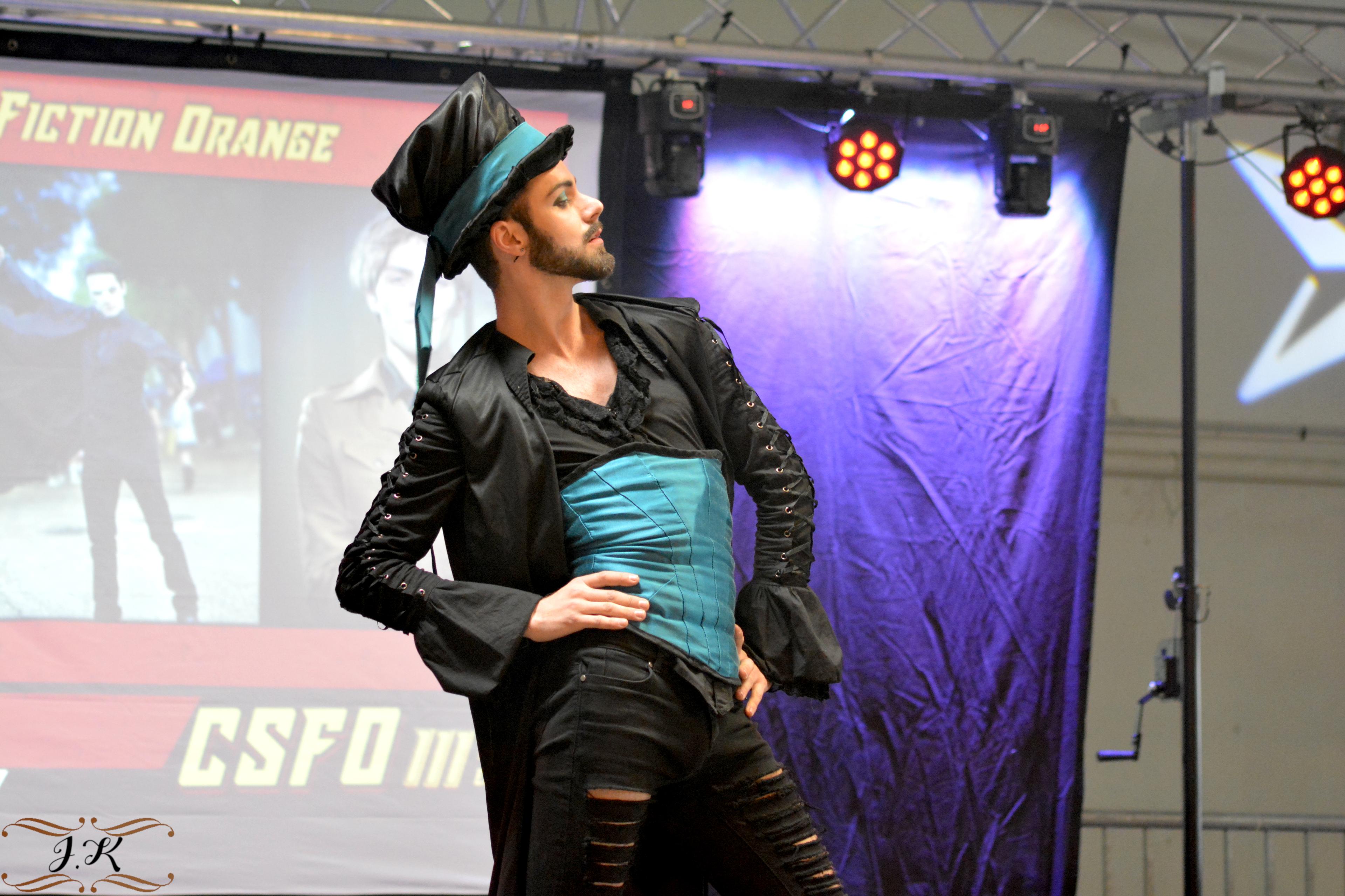 scene-convention-sf-orange_46408b71-6e71-4d59-99f1-814af72f874f.jpg